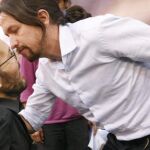 Pablo Echenique y Pablo Iglesias se saludan en el Congreso de Podemos.