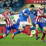 El delantero del Athletic de Bilbao Aritz Aduriz (c) trata de escapar entre el belga Alderweireld (i) y Juanfran,