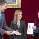 El director de la RAE, José Manuel Blecua, entrega a los Reyes el facsímil del primer tomo del Diccionario de Autoridades