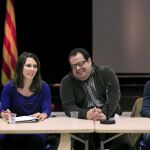 El dirigente de Avancem y diputado crítico del PSC, Joan Ignasi Elena (2d), durante la reunión hoy del grupo impulsor de Avancem
