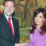 Mariano Rajoy y la presidenta argentina, Cristina Fernández, en el palacio del Pardo en 2009
