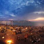 Cientos de personas abarrotan la playa del Orzán