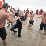 El actor Taylor Kinney y su novia, Lady Gaga, en la tradicional «Zambullida del Oso Polar»