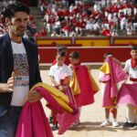 Talavante explica la Tauromaquia a decenas de niños sobre el ruedo pamplonés
