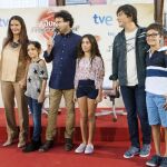 El jurado del programa acompañado por los finalistas de la temporada anterior.