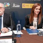 Arias Cañete escucha atentamente la intervención de la consejera de Agricultura y Ganadería, Silvia Clemente