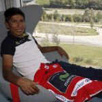 El ciclista colombiano del Movistar Team y líder de la clasificación general, Nairo Quintana, posa para los medios en un hotel de Zaragoza durante la jornada de descanso de la Vuelta 2014.