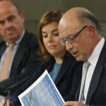 Cristóbal Montoro, junto a Soraya Sáenz de Santamaría y Luis de Guindos, durante la rueda de prensa ofrecida tras la reunión del Consejo de Ministros.