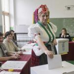 Una pareja de Holloko (Hungría), ataviados con trajes regionales, votan en un colegio electoral.