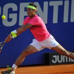 El tenista español Rafael Nadal devuelve una bola al argentino Carlos Berloq