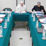 Fotografía facilitada por el diario vaticano L'Osservatore Romanoque muestra al Papa Francisco (c) durante una segunda ronda de reuniones del llamado "G8 vaticano"
