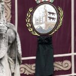 Un crespón negro en un tapiz del Ayuntamiento de Bilbao en señal de luto por el fallecimiento ayer de Iñaki Azkuna