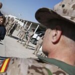La vicepresidenta del Gobierno, Soraya Sáenz de Santamaría , acompañada por el ministro de Defensa, Pedro Morenés, durante la visita a la base de Herat el pasado día 15