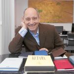 El director de la Fundación Jorge Guillén, Antonio Piedra, con las últimas publicaciones