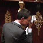 Manuel Valls se seca la frente tras defender sus reformas en la Asamblea francesa