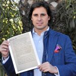 El diestro muestra una reproducción del artículo 18 de la Constitución española