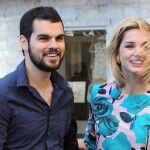 El director David Victori y la actriz Ana de Armas, por las calles de Málaga.