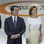 El expresidente del Gobierno José María Aznar (2-i); el presidente del Congreso, Jesús Posada (i); la secretaria general del PP, María Dolores de Cospedal, y el secretario general de FAES, Javier Zarzalejos.