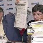 Imagen de archivo del difunto Jesús Gil, antiguo dueño del Atlético, y Enrique Cerezo, actual presidente del club