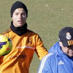 El delantero portugués del Real Madrid, Cristiano Ronaldo, junto a Ancelotti, durante el entrenamiento de esta mañana en Valdebebas