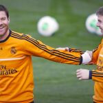 Xabi Alonso bromea con Illarramendi en uno de los entrenamientos del Real Madrid esta temporada