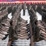 Una de las secciones femeninas del Ejército coreano, ayer, en Pyongyang