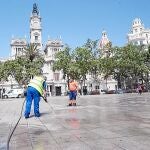 Los servicios de limpieza triplican su trabajo durante las Fallas