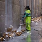 Una empleada de los servicios de limpieza realiza su trabajo en el pasadizo de San Ginés, en las inmediaciones de la madrileña Puerta del Sol