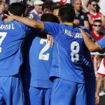 Los jugadores del Getafe celebran el gol marcado por el delantero rumano Ciprian Marica, el primero del equipo frente al Rayo.