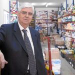 A la izquierda, Godofredo García, presidente del Banco de Alimentos de Castilla y León. Sobre estas líneas, descarga de alimentos en la nave de Valladolid