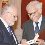 El síndic de Comptes, Rafael Vicente Queralt, entrega al presidente de Les Corts, Juan Cotino, el informe