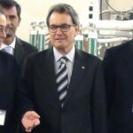 El presidente catalán, Artur Mas (c), junto a Víctor Grifols (i) y el embajador de España en Estados Unidos, Ramón Gil-Casares (d).