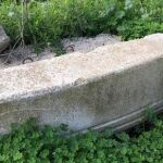 Imagen de una pieza de hormigón que, según del Castillo, oculta un pozo