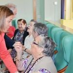 La consejera de Familia e Igualdad de Oportunidades, Milagros Marcos, saluda a un grupo de personas dependientes de Palencia