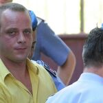 Agentes de policía escoltan a Domenico Cutri, antes de que su furgón fuera asaltado en Milán ayer