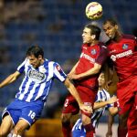 Los jugadores del Getafe Álvaro Arroyo (c) y el senegalés Papa Babá (d) luchan el balón con el centrocampista José Verdú “Toché”