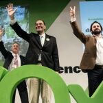 Los dirigentes de VOX, José Antonio Ortega Lara (i) y Alejo Vidal-Quadras (c), y Santiago Abascal (d), durante la asamblea inaugural de la formación.