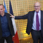 El ministro de Finanzas francés, Michel Sapin, y su homólogo griego Yanis Varoufakis