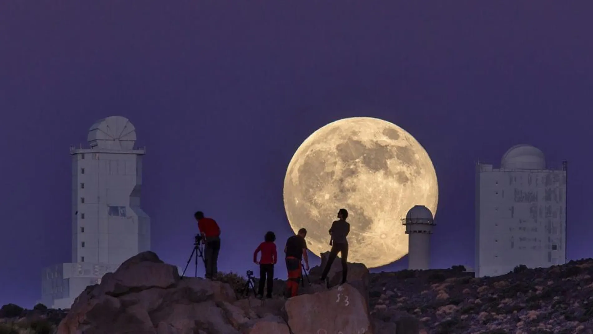 La superluna fotografiada por el IAC