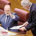 El socialista Signes subió hasta la Presidencia para pedir el turno de palabra que Font de Mora le quitó por no ajustarse a la pregunta