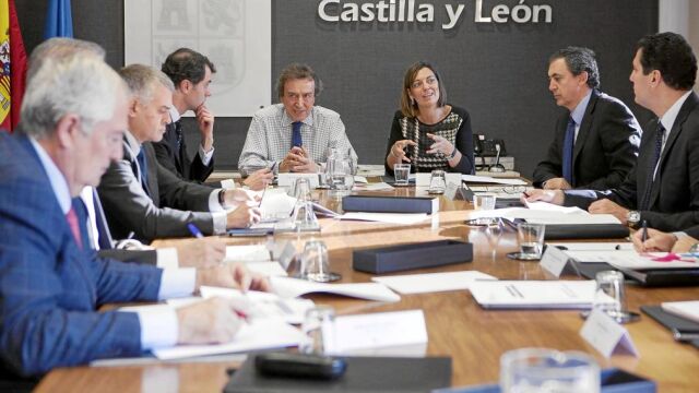 Los consejeros José Antonio de Santiago-Juárez y Milagros Marcos, con los delegados territoriales