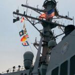La tripulación del destructor USS Donald Cook, en la cubierta del barco a su llegada a la bahía de Cádiz