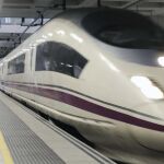 Vista de un tren AVE en la estación de Girona, donde el presidente de Renfe, de la conexión en alta velocidad entre España y Francia que arrancará el próximo 15 de diciembre.