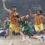 El jugador del Panathinaikos, Dimitris Diamantidis (C) entra a canasta ante la defensa del jugador del Barcelona, Ante Tomic (i)
