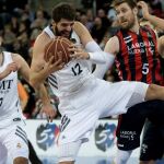 El pívot del Real Madrid, Nikola Mirotic, lucha por el balón con el argentino del Laboral Kutxa Andrés Nocioni