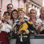 El piloto español Esteve Rabat (centro) posa con su equipo, el Marc VDS Racing, tras la carrera