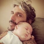 Alfonso de Borbón posa feliz con su pequeño.