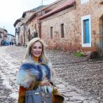 Carmen Lomana acudió a Castrillo de los Polvazares, en el corazón de la Maragatería, en León