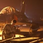 Un militar francés prepara el armamento de uno de los cazas galos