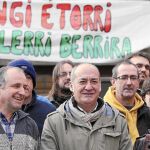 El diputado general de Guipúzcoa, Martín Garitano, en el centro de la imagen